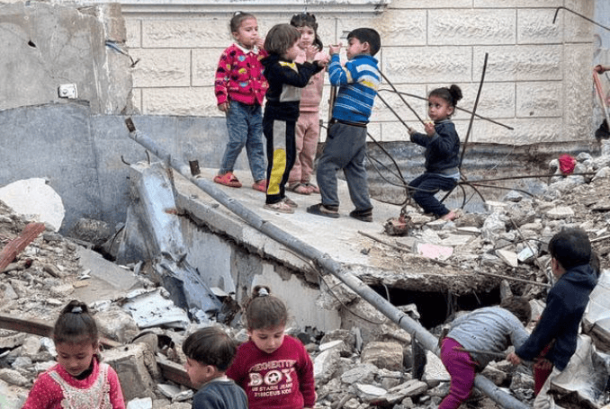   Children in Gaza play amid the rubble. (Photo: social media, via QNN)